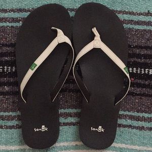 Sanuk flip flops size 8